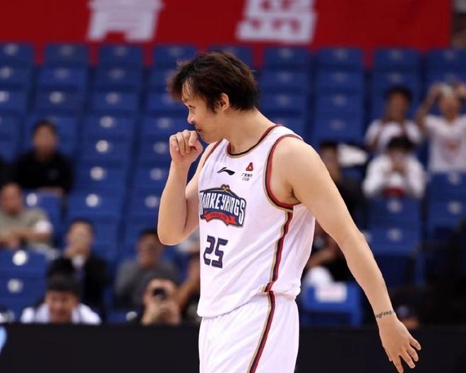 丁彦雨航助攻：山西队逆转胜江苏，一枝独秀