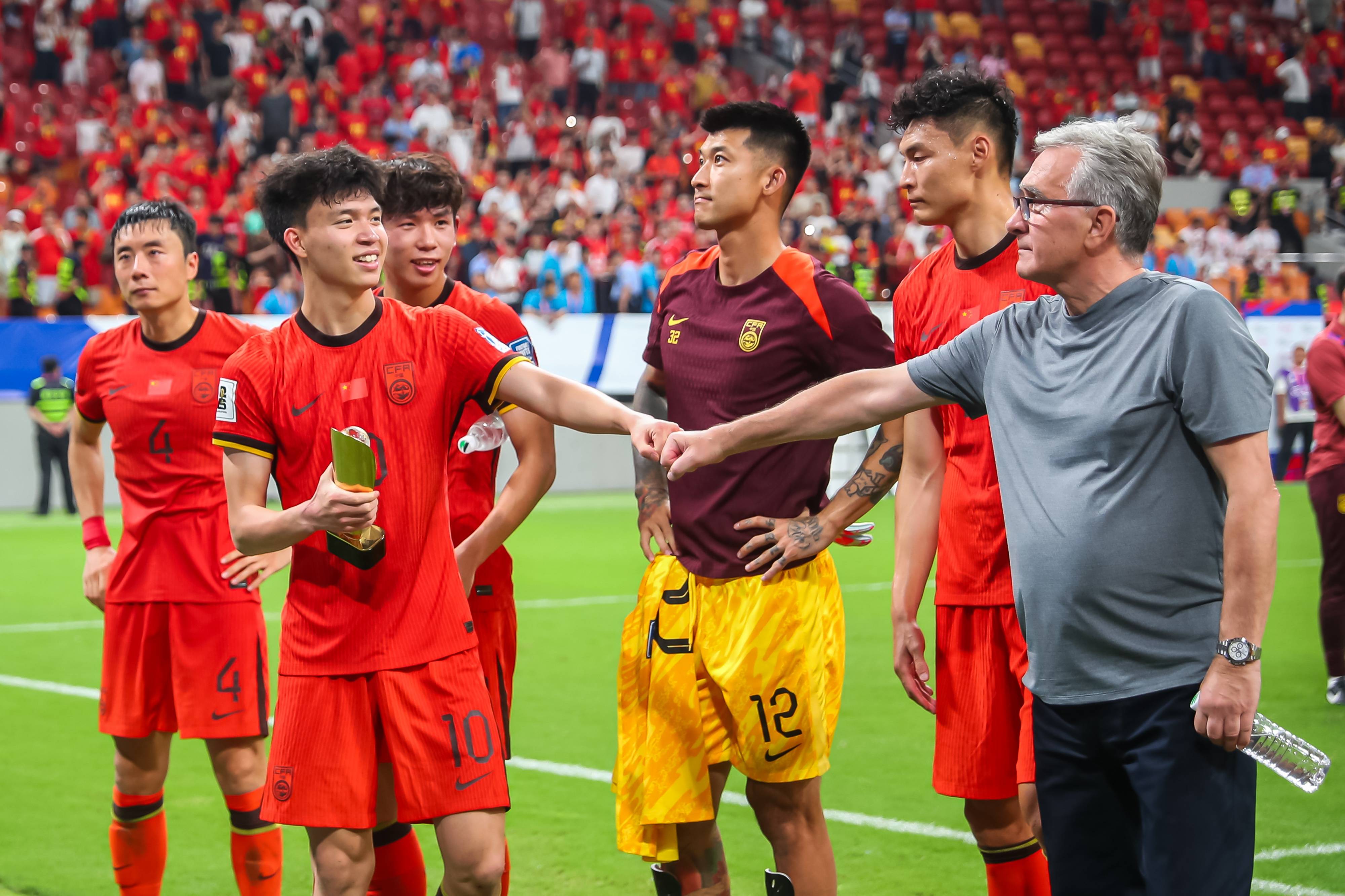 包含国际友谊赛中球队实力差距瞩目的词条