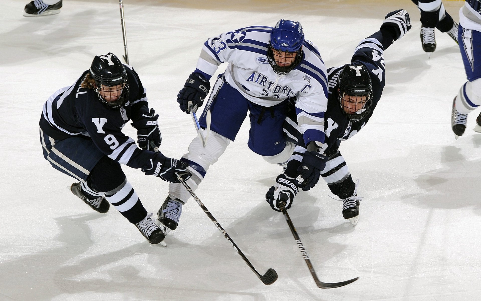 波斯铁骑遭遇欧洲红魔,卡马文加中场统治力改写战局
